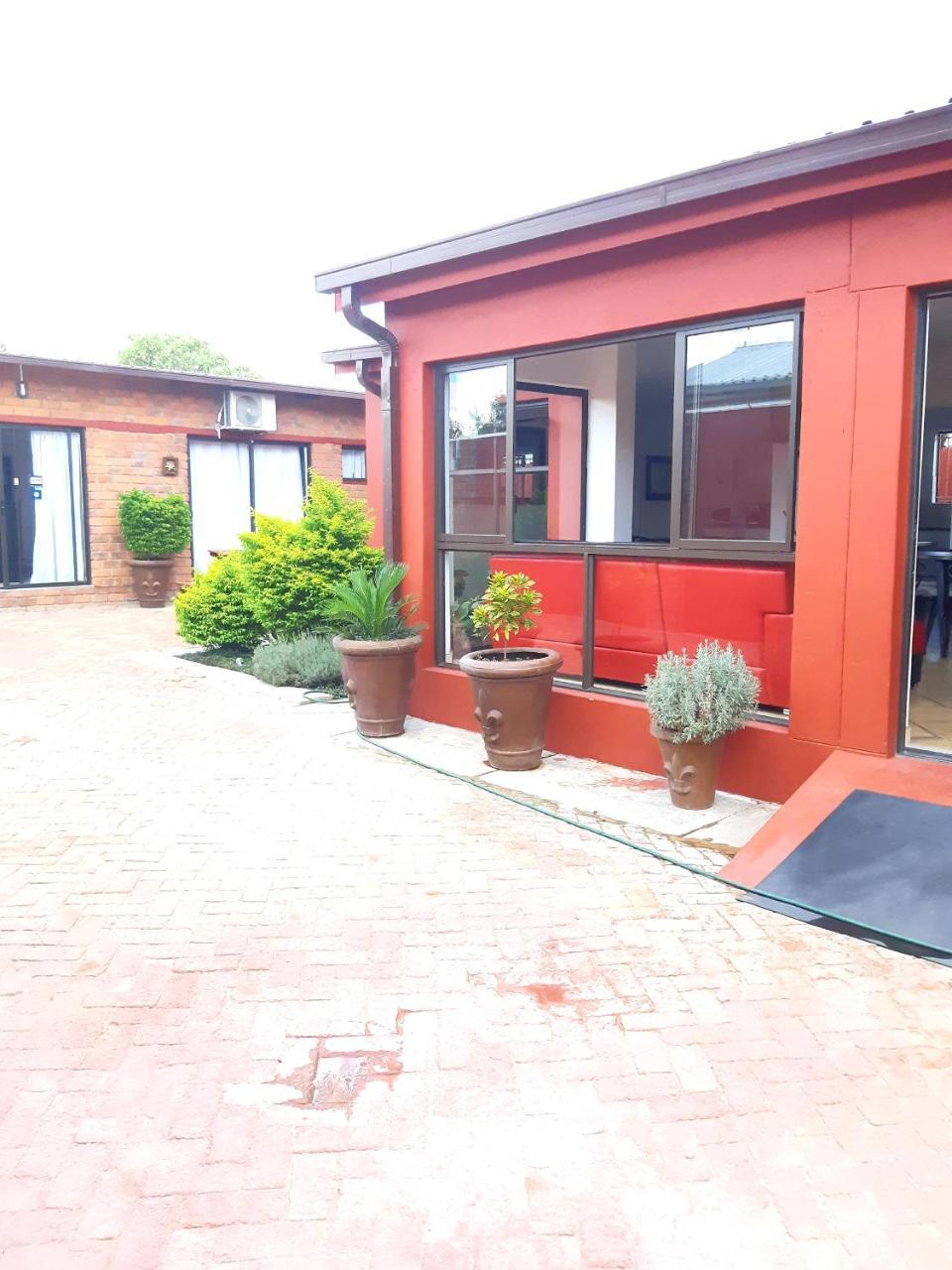 Niilo'S Guesthouse Rundu Eksteriør bilde