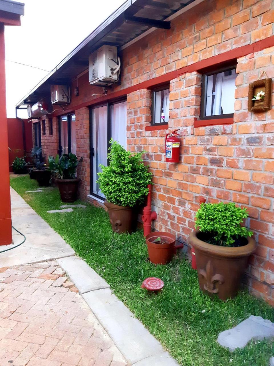 Niilo'S Guesthouse Rundu Eksteriør bilde