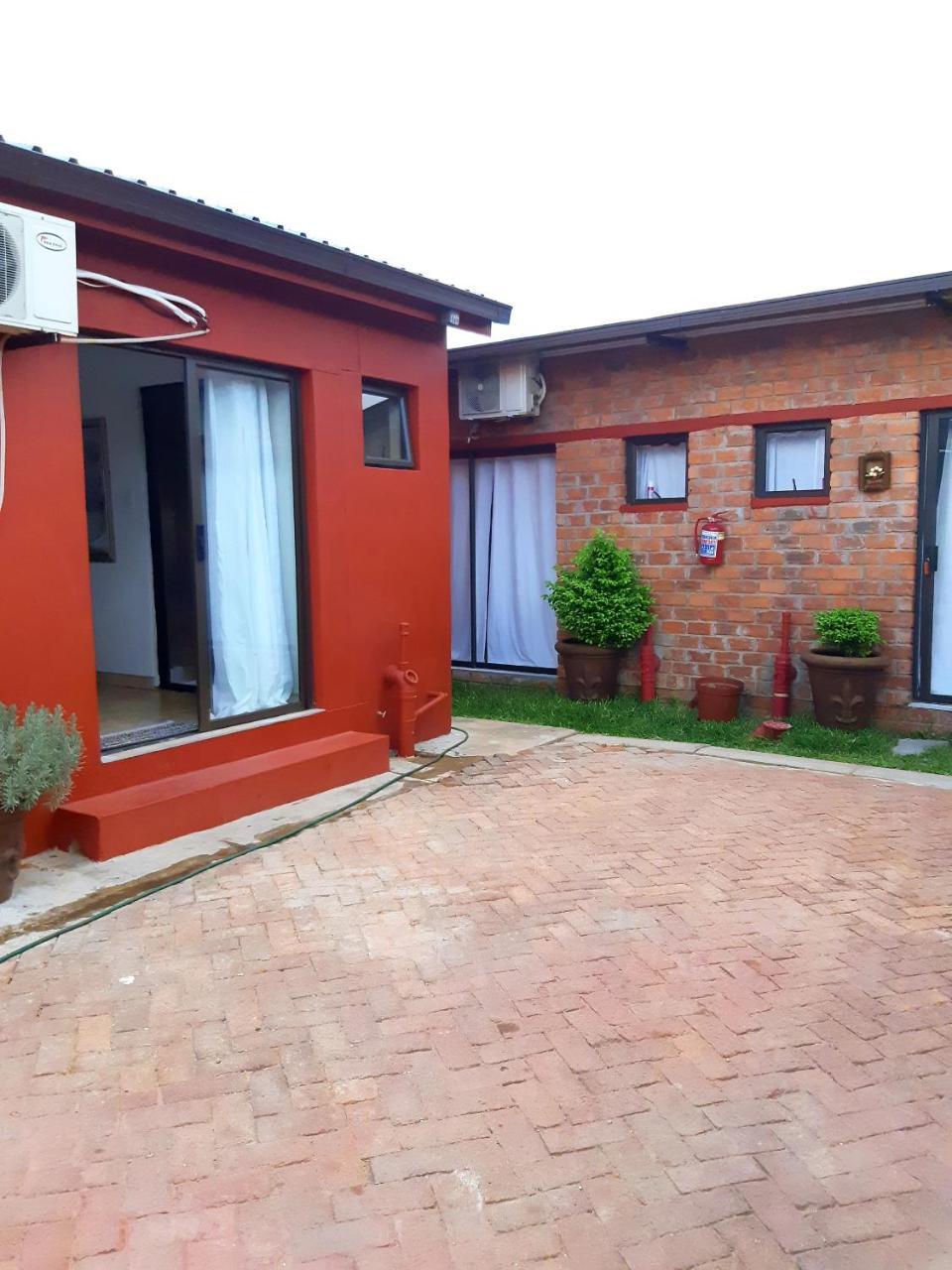 Niilo'S Guesthouse Rundu Eksteriør bilde